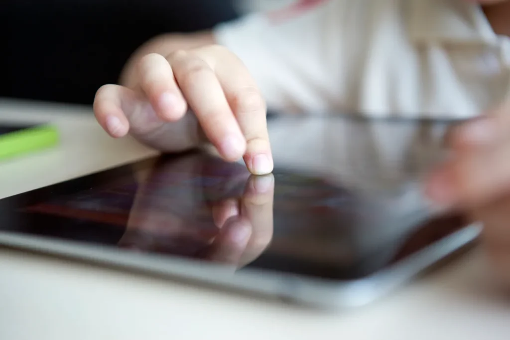 استفادۀ کودکان زیر ۱۶ سال از شبکههای اجتماعی